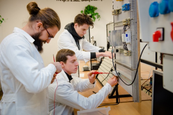 Inwestycja w naukę zawodu. Nowy kierunek w Białymstoku BIZNES, Edukacja - Na rynku brakuje fachowców – alarmuje branża przetwórstwa tworzyw sztucznych. W odpowiedzi na to zapotrzebowanie w Zespole Szkół Zawodowych Nr 2 powstaje nowa klasa patronacka, realizowana w ramach unijnego projektu „Szkoła inteligentnych specjalizacji”.