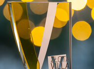 Trzy Złote Ville dla urządzeń z nowej linii Amica X-Type nowe produkty, usługi, technologie - Podczas tegorocznej edycji prestiżowego plebiscytu Złote Ville 2019 organizowanego po raz dziewiąty przez Magazyn Villa, w którym wybierane są najlepsze produkty branży wnętrzarskiej, Amica otrzymała nagrody w aż trzech kategoriach: Okapy, Zmywarki i AGD do zabudowy. Redakcja magazynu Villa zwróciła uwagę na eleganckie i minimalistyczne wzornictwo oraz użyteczności sprzętów, które ułatwiają kuchenną rzeczywistość. Nagrody zostały wręczone podczas uroczystej gali w Warszawie. Wyróżnienia odebrał Tomasz Pietrzyk, PR Manager Amica.