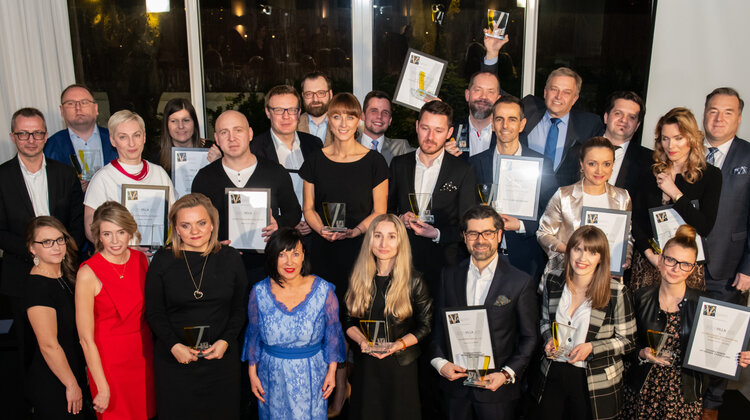 Trzy Złote Ville dla urządzeń z nowej linii Amica X-Type nowe produkty, usługi, technologie - Podczas tegorocznej edycji prestiżowego plebiscytu Złote Ville 2019 organizowanego po raz dziewiąty przez Magazyn Villa, w którym wybierane są najlepsze produkty branży wnętrzarskiej, Amica otrzymała nagrody w aż trzech kategoriach: Okapy, Zmywarki i AGD do zabudowy. Redakcja magazynu Villa zwróciła uwagę na eleganckie i minimalistyczne wzornictwo oraz użyteczności sprzętów, które ułatwiają kuchenną rzeczywistość. Nagrody zostały wręczone podczas uroczystej gali w Warszawie. Wyróżnienia odebrał Tomasz Pietrzyk, PR Manager Amica.