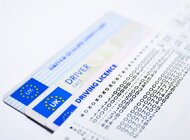 Bezpiecznie jak w cyfrowym tacho praca, technologie - Ile kosztuje inteligentny tachograf? Około cztery tysiące PLN. Kupując fabrycznie nowy pojazd, przewoźnik nie odczuje dodatkowego kosztu, gdyż, tak jak do tej pory, będzie on wliczony w całość transakcji. Natomiast zauważalny będzie wzrost płatności za kalibrację rejestratora. Ten może zwiększyć się nawet dwukrotnie i po 15 czerwca wynosić około 500-600 PLN. Przedsiębiorcy już teraz powinni pomyśleć o warsztacie, w którym dokonają takiej usługi. Mimo iż Państwowa Wytwórnia Papierów Wartościowych wydała pierwsze 500 kart warsztatowych, to może się okazać, że nie wszystkie miejsca zdążą przygotować się na to, by obsługiwać smart tacho. O niuansach urządzeń czwartej generacji oraz zbieraniu przekazywanych przez nie informacji o kierowcy i pojeździe opowiada Mateusz Włoch, ekspert Inelo.