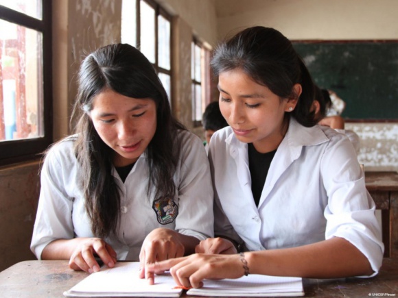 Ile dzieci w Polsce deklaruje chęć dalszego kształcenia na poziomie wyższym? BIZNES, Edukacja - W Polsce zaledwie 39% dzieci rodziców o niskim statusie zawodowym deklaruje chęć dalszego kształcenia na poziomie wyższym. Wśród dzieci rodziców o wysokim statusie zawodowym ten odsetek wynosi 60%, podkreśla UNICEF w raporcie.