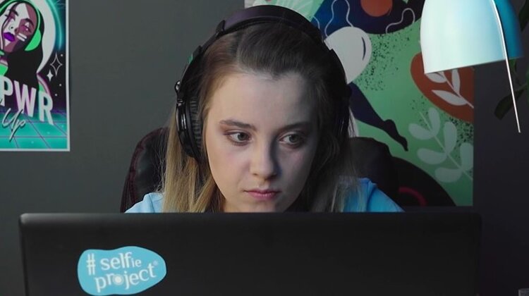 Selfie Project wspiera kobiety w świecie gamingu styl życia, zainteresowania, hobby - Świat gamingu jest niewątpliwe zdominowany przez mężczyzn. Nie oznacza to jednak, że granie w gry komputerowe jest wyłącznie męską domeną. Mimo to, grające kobiety często spotykają się z dyskryminacją i hejtem tylko dlatego, że są kobietami. Polska marka kosmetyczna Selfie Project zainicjowała akcję, która nagłaśnia ten temat, walczy ze stereotypowym myśleniem, a jednocześnie dodaje dziewczynom odwagi i pewności siebie.