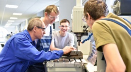 A może jednak technikum lub szkoła branżowa? – trwa rekrutacja do szkół średnich BIZNES, Edukacja - Ograniczona dostępność miejsc w wymarzonych liceach ogólnokształcących postawiła część absolwentów ósmych klas i gimnazjów przed decyzją o wyborze dalszego kształcenia w technikum lub szkole branżowej. Niektórzy postrzegają to jako porażkę, inni jako szansę.