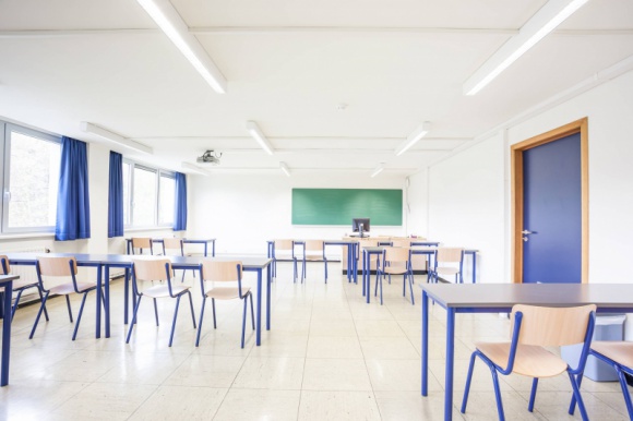 Jak przeprowadzić renowację posadzek? BIZNES, Edukacja - Gdy szkoły są puste, zarządcy przeprowadzają remonty budynków. Ich obowiązkiem jest zapewnienie czystych i bezpiecznych posadzek w salach lekcyjnych, gimnastycznych, na korytarzach i w toaletach. Jak przeprowadzić skuteczną renowację podłóg i zdążyć przed rokiem szkolnym?