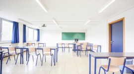 Jak przeprowadzić renowację posadzek? BIZNES, Edukacja - Gdy szkoły są puste, zarządcy przeprowadzają remonty budynków. Ich obowiązkiem jest zapewnienie czystych i bezpiecznych posadzek w salach lekcyjnych, gimnastycznych, na korytarzach i w toaletach. Jak przeprowadzić skuteczną renowację podłóg i zdążyć przed rokiem szkolnym?