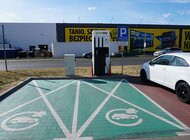 GreenWay udostępnił pierwszą w Polsce ładowarkę o mocy 150 kW nowe produkty, usługi, technologie - GreenWay Polska, lider usług ładowania samochodów elektrycznych, w czerwcu br udostępnił swoim klientom pierwszą w Polsce ładowarkę o mocy do 150 kW. Znajdująca się w poznańskiej Galerii A2 stacja ładowania jest w stanie w pełni wykorzystać potencjał aut elektrycznych najnowszej generacji. Wprowadzając pierwszą tak szybką ładowarkę, GreenWay Polska wyprzedził nawet dostawców usług ładowania w Wielkiej Brytanii, gdzie pierwsze takie urządzenia pojawiły się w sierpniu.