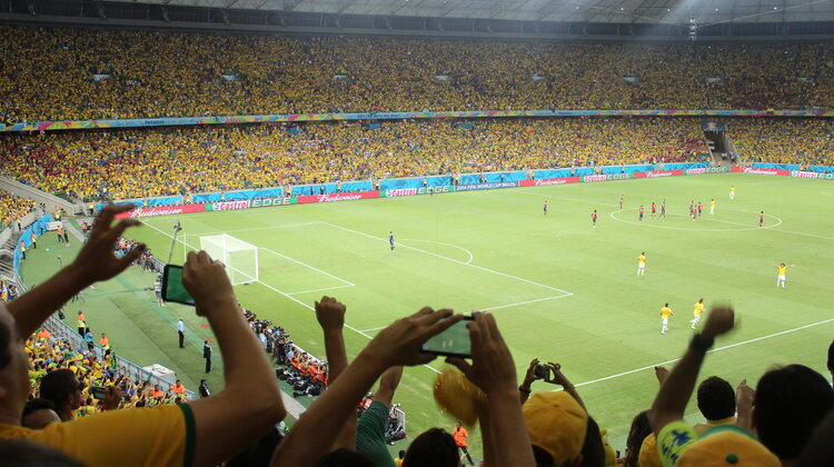 Sport zyska na wprowadzeniu technologii 5G sport, technologie - Technologia 5G oznacza zmiany, które wpłyną na weryfikację wyników sportowych  jak jak również sposób w jaki kibicujemy naszym ulubionym sportowcom. Korzyści będą zauważalne dla tysięcy fanów na stadionie i tych, którzy śledzą rywalizację sportową przez sieć. Technologia 5G jest już dostępna w Polsce, a jednym z pierwszych miejsc z ultraszybkim internetem, dzięki wsparciu Ericssona i Play, będzie stadion Legii Warszawa.