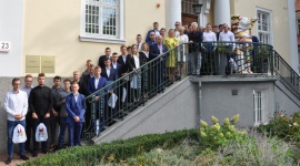 Pierwsze certyfikaty dla operatorów maszyn do produkcji drzewnej BIZNES, Edukacja - Zasoby kadrowe firmy Steico zasilili pierwsi absolwenci nowego zawodu mechanik-operator maszyn do produkcji drzewnej, którzy swoje zawodowe umiejętności mogli zdobyć dzięki zaangażowaniu Steico.