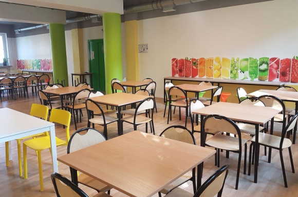 Oblicza polskich stołówek szkolnych - jak wyglądają, a jak mogłyby wyglądać? BIZNES, Edukacja - Szkolna stołówka – miejsce niezwykle istotne dla uczniów, bo często spożywają tu aż 3-4 posiłki w ciągu dnia. Dlatego tak ważna jest jej estetyka i funkcjonalność.