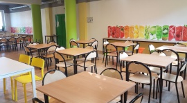 Oblicza polskich stołówek szkolnych - jak wyglądają, a jak mogłyby wyglądać? BIZNES, Edukacja - Szkolna stołówka – miejsce niezwykle istotne dla uczniów, bo często spożywają tu aż 3-4 posiłki w ciągu dnia. Dlatego tak ważna jest jej estetyka i funkcjonalność.