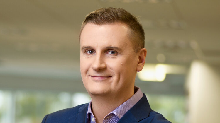 C.H. Robinson zainwestuje 1 mld dolarów w rozwój technologiczny w ciągu najbliższych 5 lat technologie, ekonomia/biznes/finanse - Warszawa, 24 października 2019 r. – Firma C.H. Robinson zapowiedziała największe w swojej historii inwestycje w innowacje, nowoczesne technologie i pracowników – poparte ostatnimi gruntownymi badaniami swoich klientów – które ukształtują przyszłość ekosystemu logistycznego. Wizja firmy dotycząca cyfrowego łańcucha dostaw była głównym tematem wystąpienia Arkadiusza Glinki, dyrektora transportu C.H. Robinson w Europie Środkowo-Wschodniej, podczas dzisiejszej konferencji HyperLOG.