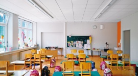 Za dużo decybeli w szkołach BIZNES, Edukacja - Przeludnione szkoły i zbyt intensywny program nauczania to nie jedyne zmartwienia polskich uczniów. Niedobrze wyglądają też warunki, w których dzieci przebywają w klasach i na korytarzach. Problem nr 1 to hałas. Jest zagrożeniem dla kondycji psychicznej i zdrowia dzieci.
