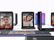 Przyszłość zmienia kształt: wyznaczaj trendy z Galaxy Z Flip nowe produkty, usługi, technologie - Firma Samsung Electronics zaprezentowała Galaxy Z Flip, nowy składany smartfon będący deklaracją przyszłości. Odważny i stylowy Galaxy Z Flip zaprojektowano dla tych, którzy postrzegają najnowocześniejsze technologie jako sposób na wyrażenie siebie. Do jego produkcji wykorzystano niespotykany dotąd rodzaj składającego się szkła, dzięki któremu Galaxy Z Flip dosłownie nagina prawa fizyki. Smartfon wyposażono w wyświetlacz o wielkości 6,7 cala, który składa się tworząc stylowe i kompaktowe urządzenie, idealnie mieszczące się w dłoni[1]. Za sprawą innowacyjnego zawiasu Hideaway Hinge i dedykowanego UX, Galaxy Z Flip oferuje nowe sposoby przechwytywania, udostępniania i odbioru treści. Galaxy Z Flip — od stylowego wyglądu po elastyczną obsługę aparatu — otwiera nową dekadę innowacyjnych składanych urządzeń mobilnych. 