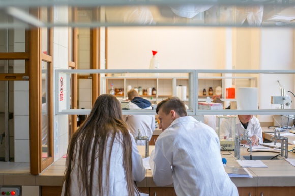 Otwarte warsztaty dla uczniów z nauk ścisłych i przyrodniczych – ruszyły zapisy BIZNES, Edukacja - Rozpoczęła się rejestracja na bezpłatne warsztaty naukowe dla uczniów szkół ponadpodstawowych. Młodzież w wieku 14-19 lat może wybrać jedne z sześciu weekendowych zajęć, poruszających zróżnicowane tematy z obszaru chemii, fizyki i biologii.