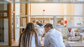 Otwarte warsztaty dla uczniów z nauk ścisłych i przyrodniczych – ruszyły zapisy BIZNES, Edukacja - Rozpoczęła się rejestracja na bezpłatne warsztaty naukowe dla uczniów szkół ponadpodstawowych. Młodzież w wieku 14-19 lat może wybrać jedne z sześciu weekendowych zajęć, poruszających zróżnicowane tematy z obszaru chemii, fizyki i biologii.