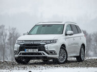 Mitsubishi Outlander PHEV 2020 już w polskiej ofercie nowe produkty, usługi, środowisko naturalne, ekologia - W polskich salonach Mitsubishi Motors można już składać zamówienia na najnowszy model Mitsubishi Outlander PHEV 2020 - pierwszy i obecnie najpopularniejszy na świecie i w Europie samochód SUV z elektrycznym napędem hybrydowym i zasilaniem z gniazdka (plug-in).