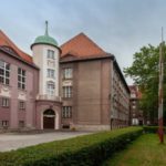 Szkoły w obliczu koronawirusa. Jak radzą sobie z zajęciami online?