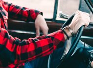 Praca kierowcy dawniej i dziś praca, technologie - Transport i logistyka to filary polskiej gospodarki, wytwarzające 6% PKB[1]. 40% kabotażu i 17% wszystkich przewozów w Unii Europejskiej jest według badania OCRK obsługiwane przez polskie firmy transportowe. Początki dynamicznego rozwoju tego sektora przypadają na lata 90. ubiegłego wieku, kiedy zmiana ustroju pozwoliła na powstanie prywatnych firm transportowych. Dzięki nim krajowe towary wyruszyły na zagraniczne rynki, a Polacy mogli wreszcie nabyć upragnione, wcześniej niedostępne zachodnie dobra. Praca kierowców przyczyniła się istotnie do ukształtowania Polski, jaką znamy obecnie. Co zmieniło się przez ostatnie 20 lat w transporcie? Eksperci Grupy INELO postanowili przypomnieć, jak wyglądała praca pionierów polskiego transportu międzynarodowego oraz jakie zmiany w technologiach okazały się przełomowe dla tego sektora.