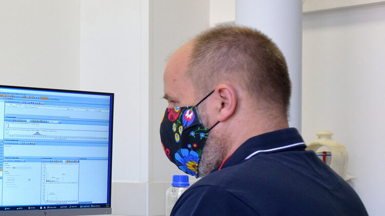 Nowe laboratorium z unikatową aparaturą badawczą za 4,5 mln zł technologie, nauka/edukacja/szkolenia - Na Wydziale Chemicznym Politechniki Gdańskiej uruchomione zostało Laboratorium Chromatografii Cieczowej i Spektrometrii Mas wyposażone w urządzenia analityczne, które stwarzają nowe możliwości identyfikacyjne oraz pozwalają na uzyskanie unikatowych informacji o strukturze i charakterze badanych związków. Sprzęt może mieć zastosowanie m.in. przy kontroli jakości produktów farmaceutycznych i spożywczych, badaniach metabolizmu substancji psychoaktywnych, czy typowaniu biomarkerów chorób i stanów zapalnych. Aparatura została zakupiona z grantu pozyskanego przez śp. prof. Jacka Namieśnika.