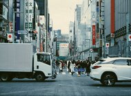 Rodzaje czujników w samochodach, co zmieniło się na przestrzeni lat? technologie, transport - W 1995 roku z taśm Fabryki Samochodów Ciężarowych Lublinie zjechał bardzo nowoczesny, jak na Polskie realia pojazd – Daewoo Nexia. Wyposażenie obejmowało min. barwione szyby, podłokietnik, elektroniczny zegar, ABS, wspomaganie kierownicy, czy nawet skórzane siedzenia. W porównaniu do rodzimego wyrobu, jakim był FSO Polonez, święcący w tym czasie sprzedażowe triumfy, a konstrukcyjnie pamiętając lata 60 ubiegłego wieku, Nexia była pojazdem naprawdę z innej planety – nawet pomimo faktu, że samochód koreańskiego koncernu był rozwinięciem niemieckiego Opla Kadetta, który z kolei opierał się na rozwiązaniach z lat 80. W dzisiejszych czasach oba pojazdy możemy zakwalifikować jako „klasyki”. Warto jednak spojrzeć wstecz i porównać skok technologiczny w motoryzacji, którego doświadczyliśmy w ciągu 25 lat. Wielu z nas nie wyobraża sobie by poprowadzić samochód bez czujnika martwego pola, czujnika zmierzchu, czy nawigacji, a ABS i klimatyzacja jest po prostu standardem. Szczególnie interesujące zmiany zaszły również w transporcie drogowym – prowadzenie ciężarówki bez wspomagania kierownicy kiedyś było nie lada wyzwaniem, dziś nowoczesne technologie są wyjątkowym ułatwieniem nie tylko dla kierowcy – cyfryzacja w branży transportowej w dużej mierze przekłada się na oszczędności. Ćwierć wieku rozwoju motoryzacji podsumowuje Tomasz Czyż, ekspert GBOX z Grupy INELO, zwracając uwagę na rozwiązania, które dziś wydają się oczywiste, a dawniej potrafiły szokować.