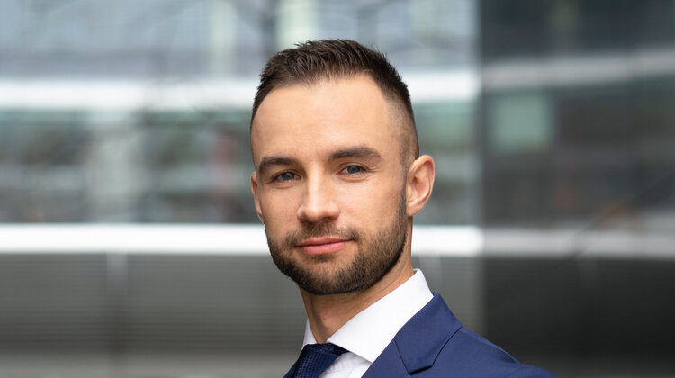 LEDy w magazynie. Źródło światła i… oszczędności budownictwo, nieruchomości, technologie - Wymiana tradycyjnego oświetlenia na system LED daje rozmaite korzyści na wielu płaszczyznach, a co za tym idzie może mieć istotny wpływ na koszty operacyjne firmy. Po pierwsze znacznie redukuje koszty zużycia energii elektrycznej – nawet o 90%. Po drugie wyższa jakość światła poprawia wydajność pracowników magazynowych. Po trzecie ogranicza emisję CO2 do środowiska, co ma pozytywny wpływ na naszą planetę.
