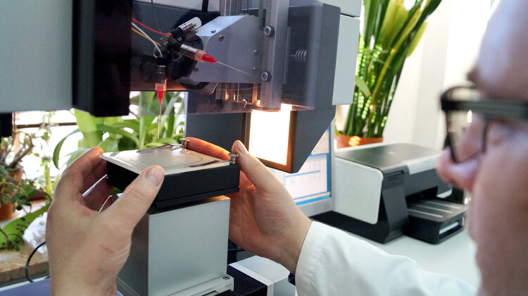 Łukasiewicz kontynuuje proces konsolidacji i wzmacnia kompetencje chemiczno- farmaceutyczne technologie, ekonomia/biznes/finanse - 1 czerwca 2020 r. należące do Sieci Badawczej Łukasiewicz, Instytut Farmaceutyczny(Łukasiewicz- IF) oraz Instytut Biotechnologii i Antybiotyków (Łukasiewicz – IBA) zostały włączone do Instytutu Chemii Przemysłowej im. Prof. Ignacego Mościckiego (Łukasiewicz-ICHP). Połączenie Instytutów wzmocni kompetencje farmaceutyczno-chemiczne Łukasiewicza i realizację interdyscyplinarnych projektów rozwojowych, strategicznych dla polskiej gospodarki. To już czwarta, i do tej pory największa, konsolidacja przeprowadzona w ramach trwających od ponad roku prac optymalizacyjnych, ukierunkowanych na wzbogacenie oferty badawczej dla polskiego biznesu.