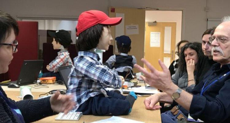 EMBOA – naukowcy z Politechniki Gdańskiej pracują nad wsparciem dzieci z zaburzeniami spektrum autyzmu zdrowie, sprawy społeczne - Dzięki specjalnemu robotowi społecznemu, terapia dzieci z autyzmem będzie znacznie łatwiejsza. Takie rozwiązanie sprawdza się już w Wielkiej Brytanii, a dzięki współpracy Politechniki Gdańskiej i