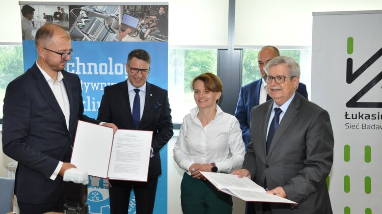 Sieć Badawcza Łukasiewicz i Politechnika Poznańska razem dla innowacyjnego biznesu technologie, ekonomia/biznes/finanse - Porozumienie o współpracy badawczej, dydaktycznej i wdrożeniowej podpisali Rektor Politechniki Poznańskiej, prof. dr hab. inż. Tomasz Łodygowski oraz Piotr Dardziński, Prezes Sieci Badawczej Łukasiewicz. Podczas uroczystości, której gościem była Jadwiga Emilewicz, wicepremier i minister rozwoju, strony zadeklarowały wspólne działania w obszarze B+R+I, które pozwolą na stworzenie nowoczesnych technologii, stanowiących fundament rozwoju innowacyjnego biznesu.