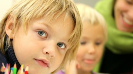 Inteligencja emocjonalna na dobry start. BIZNES, Edukacja - Kształtowanie inteligencji emocjonalnej zaczyna się już w pierwszym roku życia, a praca nad nią i jasne przedstawianie zasad pozwala dzieciom łatwiej zrozumieć otaczający je świat.