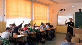 Edukacja w zakresie ekologii oraz ochrona środowiska kluczowe dla P&G BIZNES, Edukacja - P&G od dawna wpisuje w swoją strategię działania zmniejszające ślad środowiskowy. Podchodząc do tematu kompleksowo, firma wprowadza w życie plany, które pozwalają na zmniejszenie użycia wody, ograniczenie emisji gazów cieplarnianych i ilości odpadów w swoich fabrykach.