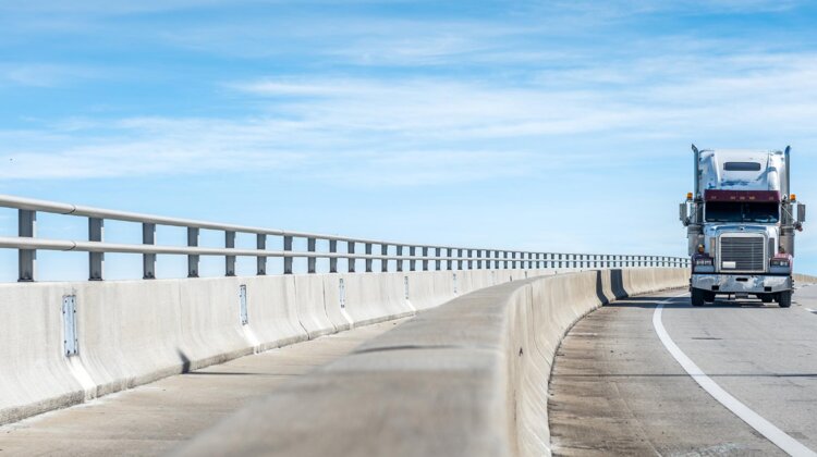 Sposoby na rentowne frachty w transporcie drogowym. O czym pamiętać, szukając cargo? technologie, transport - Jak podaje Eurostat, od momentu przystąpienia Polski do UE do 2017 r. tonaż ładunków transportowanych przez ciężarówki na polskich tablicach rejestracyjnych zwiększył się ponad sześciokrotnie. Częściej jeździmy na trasach międzynarodowych (64 proc.), niż w kraju. Więcej też wywozimy niż przywozimy, bo na przykład w 2018 roku notowaliśmy aż 72 proc. przewozów eksportowych, 45 proc. to import. Jak polscy przewoźnicy zdobywają frachty? Dlaczego podejmują najwięcej zleceń cargo w Europie? Co powinni zrobić, by utrzymać pozycję lidera na rynku europejskim w 2020 roku?