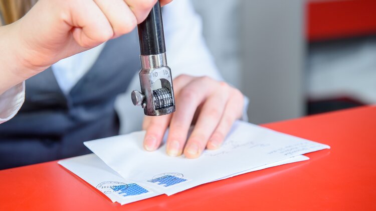 Pandemia przyspieszyła spadek tradycyjnej korespondencji technologie, ekonomia/biznes/finanse - Poczta Polska od ponad 10 lat odnotowuje spadki tradycyjnej korespondencji listowej. To efekt przede wszystkim zmian w sposobie komunikacji między ludźmi czy cyfryzacji społeczeństwa. Obecny stan epidemii także wpłynął negatywnie na rynek usług listowych.