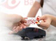 Poczta Polska: wzrost płatności bezgotówkowych w czasie pandemii technologie, ekonomia/biznes/finanse - Poczta Polska odnotowuje wzrost zainteresowania usługami cyfrowymi oraz płatnościami bezgotówkowymi. W porównaniu do danych z 2019 roku, transakcji dokonywanych w Poczcie BLIKiem było więcej o 123%, a liczba płatności dokonywanych kartą wzrosła o ok. 24%.