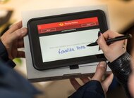 Mobilny Bankowiec: listonosze Poczty Polskiej oferują kredyty Banku Pocztowego przez tablety praca, technologie - Bank Pocztowy wraz Pocztą Polską uruchomiły projekt Mobilny Bankowiec, z której korzysta 9,5 tysiąca listonoszy. Ma on ułatwić dostęp do oferty kredytowej banku.
