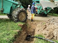 Innowacyjna technologia przyspieszy skablowanie sieci technologie, energetyka - Nowoczesna technologia płużenia kabli wkracza do polskiej energetyki i już niebawem do codziennych działań Grupy TAURON. Ten bezwykopowy sposób układania linii kablowych pozwala na przyspieszenie prac oraz na ograniczenie ingerencji w środowisko naturalne. Pierwsze w Polsce prace płużenia z wykorzystaniem technologii sprowadzonej z Austrii, przeprowadzone zostały w TAURON Dystrybucja.