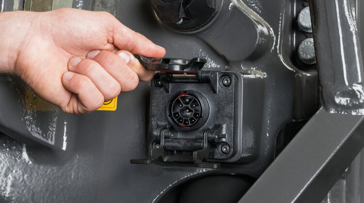 Inteligentniejszy i bardziej wydajny niż kiedykolwiek: AXION 900 Stage V z CEMOS i CTIC technologie, rolnictwo - Le Mans, 24.09.2020 r. Siła uciągu, wydajność i komfort – to trzy główne cechy, które wyróżniają serię dużych ciągników CLAAS AXION 900 od momentu jej wprowadzenia na rynek w 2011 r. Zgodne z normą emisji spalin Stage V maszyny łączy teraz również pierwszy interaktywny i jednocześnie czołowy system wspomagania operatora CEMOS z dostępnym fabrycznie układem regulacji ciśnienia w oponach CTIC. Zapewnia to harmonię siły i inteligencji na najwyższym poziomie.