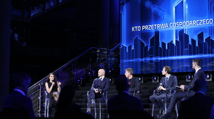 Liderzy polskiej gospodarki otrzymali nagrody money.pl wydarzenia, internet - Redakcja money.pl, największego polskiego serwisu ekonomicznego, po raz drugi wyróżniła liderów polskiej gospodarki, ludzi i firmy, które stawiają na przedsiębiorczość, nowoczesność i innowacyjne technologie. Ze względu na pandemię oraz kryzys gospodarczy tegoroczne nagrody mają szczególny charakter. Gala finałowa odbyła się 23 września podczas Kongresu Impact w Warszawie.