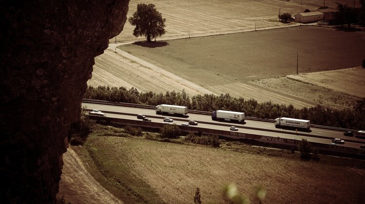 Czym jest CAN i FMS, czyli bohaterowie cyfrowej rewolucji w transporcie technologie, transport - Magistrala CAN, czyli Controlled Area Network powstała w latach 80 XX wieku z inicjatywy niemieckiej firmy Bosch. To rozwiązanie powstało głównie z myślą o motoryzacji, by monitorować pracę silnika oraz pozostałych systemów pracujących podczas jazdy samochodem. W dniu dzisiejszym spotkamy się z tym urządzeniem w praktycznie każdym pojeździe, zarówno osobowym jak i ciężarowym. Co więcej, szyna CAN oraz bramka FMS to tzw. „cisi bohaterowie”, bez których nowoczesne rozwiązania telematyczne, czy TMS mogłyby nie istnieć. Jak CAN i FMS przyczyniły się do cyfrowej rewolucji w transporcie? Czym właściwie jest FMS i dlaczego jest to tak ważne rozwiązanie w kontekście TMS? Na te pytania odpowie Tomasz Czyż, ekspert GBox z Grupy INELO.