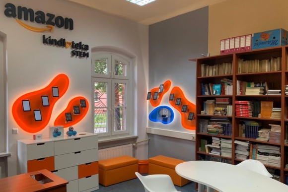 Nowy rok szkolny z Amazon STEM Kindloteka BIZNES, Edukacja - Do końca roku powstanie 35 STEM Kindlotek – specjalnie zaaranżowanych przestrzeni do nauki w całej Polsce. Organizowane są kolejne zdalne zajęcia dla dzieci i nauczycieli w ramach programu STEM Kindloteka Online.