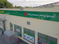 Ogólnopolska sieć sklepów Groszek będzie mieć nowe logo nowe produkty, usługi, handel - Groszek – jedna z największych w Polsce sieci sklepów franczyzowych, organizowana przez Grupę Eurocash – obchodzi właśnie swoje 20-lecie. Z tej okazji jej sklepy zyskają nowy logotyp, identyfikację wizualną i nową aranżację wnętrza. Sieć, licząca już ponad 1920 placówek, uruchomiła również nową aplikację dla konsumentów i system „Groszek POS” dla swoich franczyzobiorców, który pozwala m.in. na tworzenie spersonalizowanych promocji.
