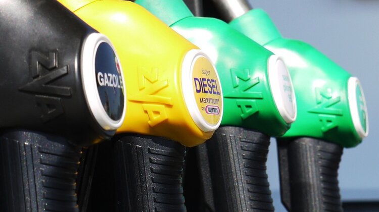 Eco-driving w ciężarówce – czy na pewno wszystko o nim wiesz? środowisko naturalne, ekologia, sprawy społeczne - Branża TSL przechodzi w ostatnim czasie bardzo dynamiczną metamorfozę: pakiet mobilności, podwyżki płac minimalnych, czy nadchodzący Brexit. Wszystko to, sprawia, że przedsiębiorcy transportowi zaczynają sięgać po nowe rozwiązania, a cyfryzacją w transporcie drogowym staje się faktem i to potrzebnym do efektywnego zarządzania firmą. W tym kontekście eco drive nabiera jeszcze większego znaczenia – ilość spalanego paliwa na trasie to jeden z najważniejszych elementów przy wyliczaniu rentowności frachtu. Wśród kierowców i przedsiębiorców transportowych pojęcie eco-drivingu jest znane doskonale, jednak czasami „oczywiste” elementy oszczędnej jazdy umykają w codziennych realiach. Dlatego, warto przyjrzeć się eco-drivingowej check-liście. Według Dawida Kochalskiego, eksperta GBox z Grupy INELO 80 tys. zł to kwota, którą możemy zaoszczędzić lub… stracić na paliwie przez 12 miesięcy w przedsiębiorstwie transportowym.