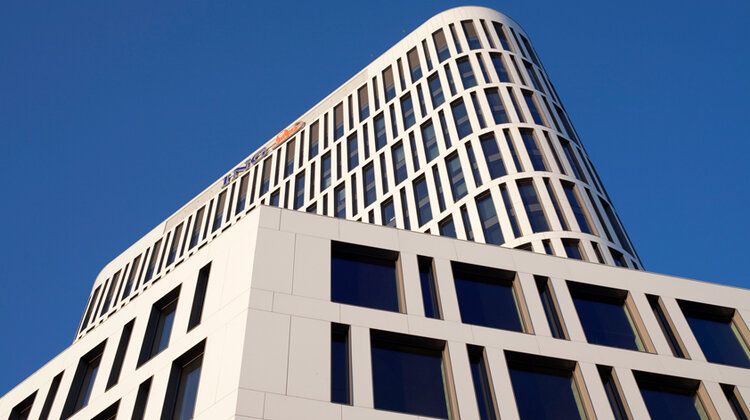 Ekspansja bankowości mobilnej w ING internet, technologie - Skonsolidowany zysk netto Grupy ING Banku Śląskiego w trzecim kwartale 2020 roku wyniósł 440 mln zł, co oznacza wzrost o 6% w porównaniu do analogicznego okresu ub.r. Narastająco, po trzech kwartałach tego roku, bank osiągnął wynik netto w wysokości 1 024 mln zł w porównaniu z 1 208 mln zł, z tym samym okresem 2019 roku. Na koniec września br. łączny współczynnik kapitałowy wyniósł 18,64%. Ostatnie miesiące przyniosły w banku ekspansję bankowości mobilnej wśród klientów indywidualnych i firm.