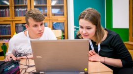 Nauka w internecie – codzienność polskich nastolatków BIZNES, Edukacja - Połowa uczniów zapytanych przez Fundację Adamed zagląda w poszukiwaniu materiałów edukacyjnych do mediów społecznościowych. Dr Monika Koperska ze Stowarzyszenia Rzecznicy Nauki zwraca uwagę, by świadomie dobierać internetowe źródła i uważać na powielane nieprawdziwe informacje.